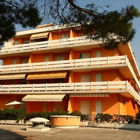 Three-bedroom Flat With Balcony In Апартаменты