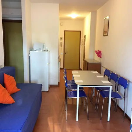 Three-bedroom Flat With Balcony In 아파트