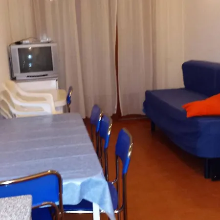 Three-bedroom Flat With Balcony In 아파트 비비오네