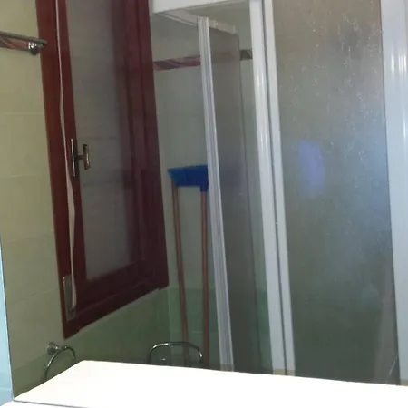 Three-bedroom Flat With Balcony In 아파트 비비오네