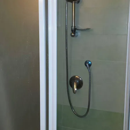 Three-bedroom Flat With Balcony In 아파트