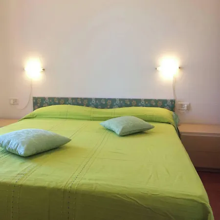 아파트 Three-bedroom Flat With Balcony In