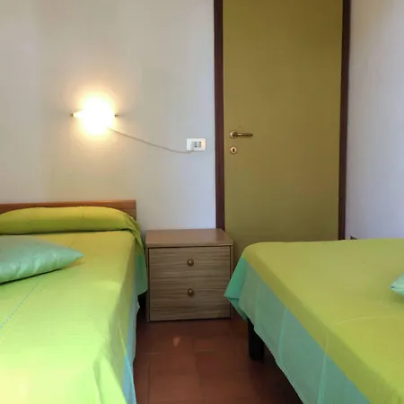 Three-bedroom Flat With Balcony In 아파트
